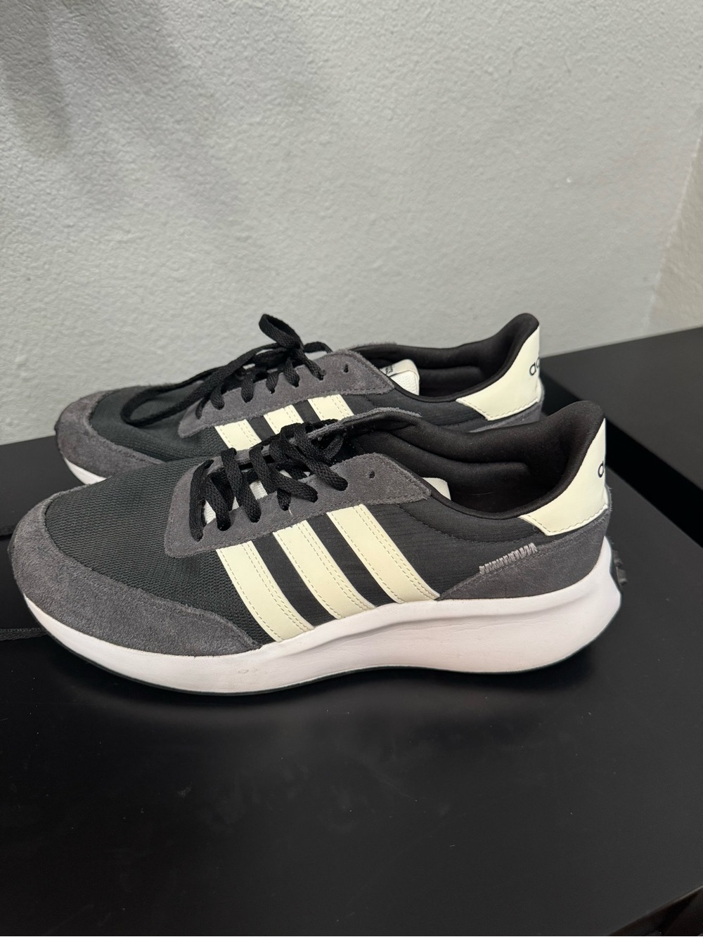 adidas Men’s Gray & Cream Casual Runner Sneakers